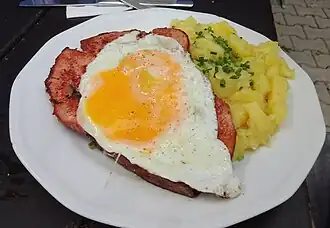 Leberkäse mit Kartoffelsalat und Ei