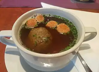 Leberklößchensuppe mit Schwimmerle