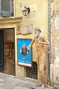 Cartapestfigur vor einem Atelier in der Altstadt