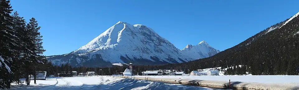 Unterwegs auf Loipe "Alpenbad" (A6). Blick auf Kirchplatzl und die Hohe Munde. Das Panorama wurde von einem hohen Schneehaufen neben der Loipe A 6 (nah der Landstraße) aufgenommen.