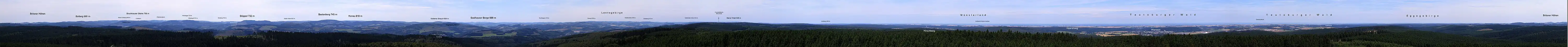 weiter Panoramarundblick vom Lörmecketurm (u. a. auf das Rückgrat des Sauerlandes, den zentralen Rothaarkamm)