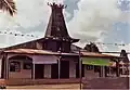 Katholische Kirche mit traditionellem Dach