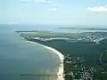 Die Luftaufnahme zeigt den Strand und das ehemalige Kernkraftwerk