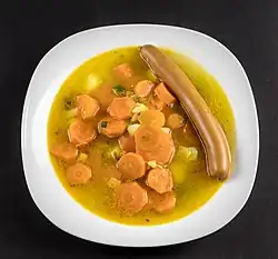 Möhrensuppe mit Bockwurst