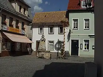 Brunnendenkmal und Maibaum am Altmarkt