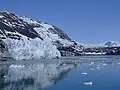 Der Margerie (links) und der Grand Pacific Gletscher (rechts, geröll-bedeckt)