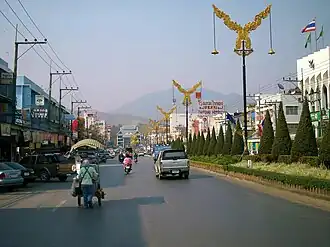 Straßenszene in Mae Sai. Im Hintergrund der Grenzübergang nach Myanmar