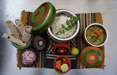 Kandu Kulkulhu (ganz rechts) mit Reis, Chapati und Salat