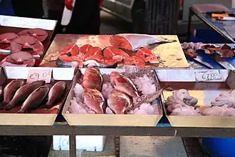 mit großem Angebot an frischen Fisch