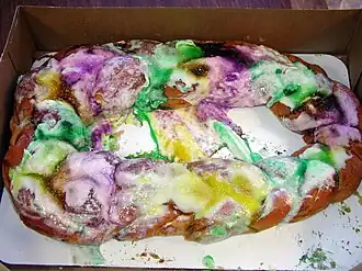 Die King-Cakes werden bunt verziert