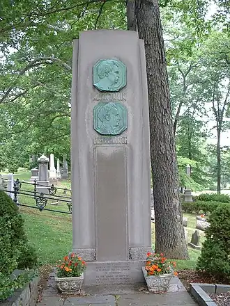 Auf dem Woodlawn Cemetery im Nordwesten von Elmira kann man das Grab von Mark Twain besuchen.