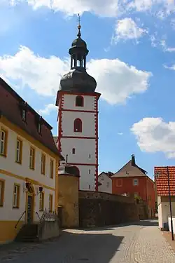 Der Wehrturm und die Mauer sind noch Reste der Wehrkirche
