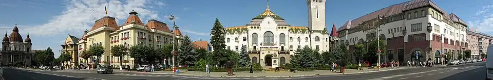 Panorama am Piața Trandafirilor im Stadtzentrum von Târgu Mureș: orthodoxe Kathedrale, (neues) Rathaus, Verwaltungspalast mit der Kreispräfektur, Kulturpalast (v.l.n.r.)