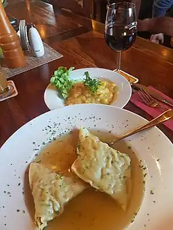Maultaschen in Brühe mit Kartoffelsalat