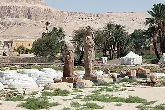 Standstatuen Amenophis’ III. im Peristylhof