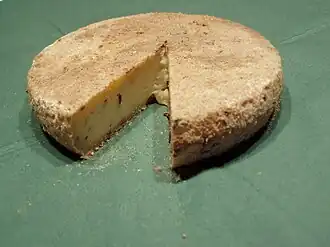Ein Laib Milbenkäse