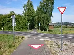 Straßenquerung bei Almendorf nach Abbau der Drängelgitter im Jahr 2020