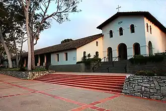 Mission SLO: links Wohnräume, rechts die Kirche
