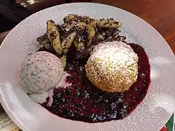 Mohnnudeln, Mohnknödel mit Hollerkoch und Mohneis