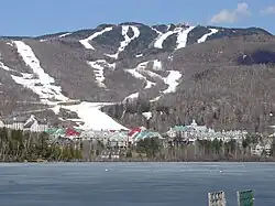 Blick auf den See, den Ort und die Skipisten