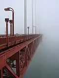 Morgendlicher Küstennebel umschlingt die Golden Gate Bridge