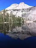 Der Mount Hoffmann spiegelt sich im May Lake