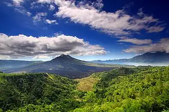 Die riesige Batur-Caldera mit dem Berg Batur und dem Batur-See, gesehen von Penelokan