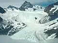 Schneemassen fließen talwärts als Gletscher vom Mount Crillon