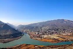 Blick auf Mzcheta vom Kloster Dschwari, im Vordergrund der Zusammenfluss der Flüsse Mtkwari (links) und Aragwi