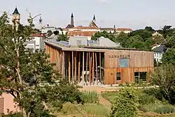 Außenaufnahme des NAWAREUMs mit den Türmen der Stadt Straubing im Hintergrund