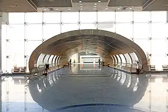 Tunnel zwischen Empfangs- und Ausstellungsgebäude
