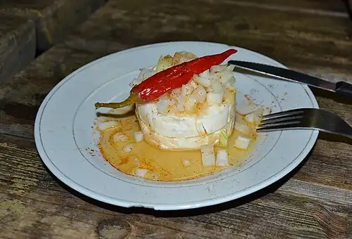 Nakládaný hermelín angerichtet