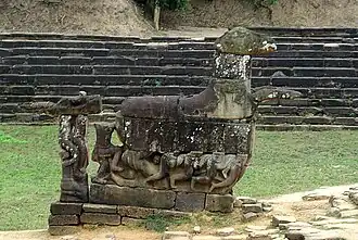 Das Pferd Bahala vor dem Hauptturm des Neak Pean