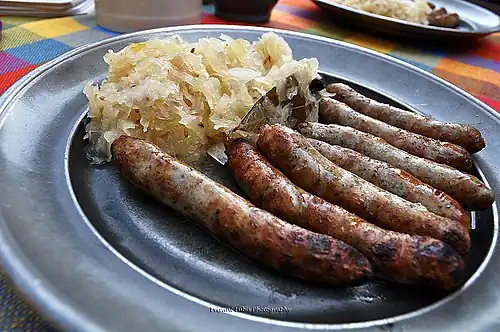 Nürnberger Bratwürste mit Sauerkraut und Schwarzbrot
