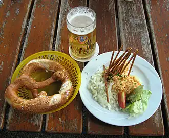 Obatzter mit Zwiebeln und Salzstangen, dazu eine Laugenbreze
