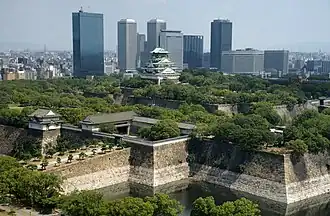 Das Schloss von Osaka Castle und die Hochhäuser des Osaka Business Park, Kyōbashi