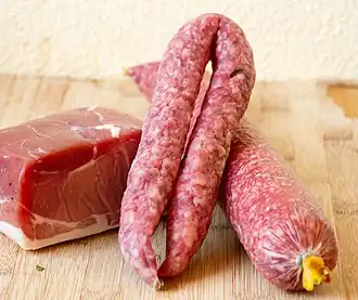 Luftgetrockneter Schinken, Mettwurst und Pümmel