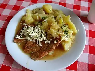 Přírodní vepřový řízek s nivou, brambory - Schweinesteak mit Blauschimmelkäse und Kartoffeln