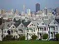 San Francisco: vorne die Painted Ladies, hinten die Wolkenkratzer des Transamerica-Building und der Bank of America