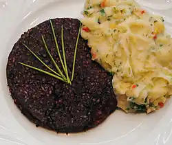 gebratene Scheibe Panhas mit Gemüse-Kartoffelbrei