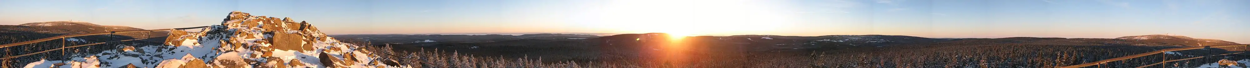 360-Grad-Panorama: Winterabend an der Achtermannshöhe bei Braunlage im Harz: Am Anfang und am Ende des Bildes ist jeweils der Brocken zu sehen. Der Wurmberg wird durch den Gipfel der Achtermannshöhe verdeckt.