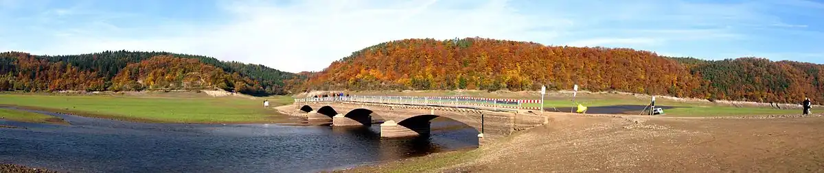Panorama: Die Aseler Brücke im leeren Edersee