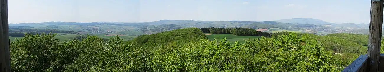 Frühlingsblick mit frischem Grün im April 2011 vom Turm. Zu sehen ist links der Schemmerngrund mit dem Ort Schemmern und rechts der hohe Meißner. Unter dem Hohen Meißner liegt rechts Waldkappel.