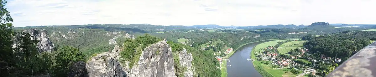 Da gegen 18 Uhr am Abend des 16. Juni 2010 kein "Touristenstau" an der Bastei herrschte, konnte in Ruhe dieses Panorama des schönsten Teils der berühmten Basteiaussicht erstellt werden. Zu sehen ist ein weiter Blick in das Elbsandsteingebirge. Unten an der Elbe liegt Rathen. Ganz rechts im Bild liegt der markante Lilienstein.