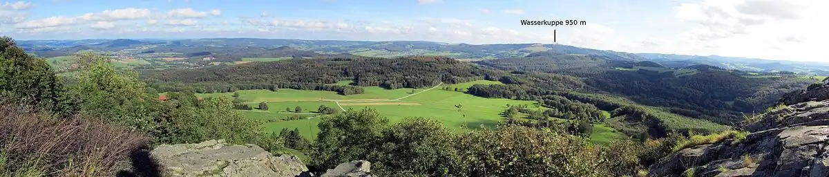 Ist den Abstecher auf den namengebenden Berg der Radroute schon alleine wert: Der Panoramablick von der Milseburg in Richtung hohe Rhön: Die Wasserkuppe, mit 950 m höchster Berg der Rhön, ist markiert.