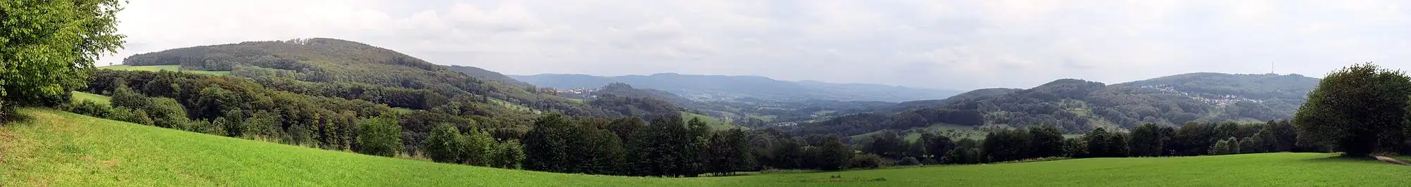 Blick aus dem Bereich des Parkplatzes "schöne Aussicht" an der B 47 südlich Kolmbach auf das Bergstädtchen Lindenfels und ins Weschnitztal. Will man diese Aussicht genießen, so muss man den weitgehend eingewachsenen Parkplatz verlassen und den abzweigenden Wirtschaftsweg ein paar Meter talwärts gehen. Dann eröffnet sich einem dieses schöne Landschaftspanorama. Dies ist mit einer der schönsten Talblicke im Gebirge. So verwundert es auch nicht, dass die kurvige B 47 von Bensheim über Lindenfels nach Michelstadt auch eine beliebte Ausflugs- und Motorradstrecke ist.