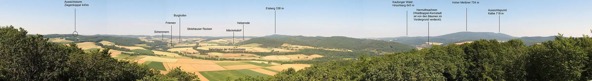 Westblick vom Pionierturm bei Waldkappel in das Stölzinger Gebirge. Zu sehen ist links der Schemmerngrund und rechts der Hohe Meißner. Die Beschriftung ist in der Bildvergrößerung noch besser lesbar.
