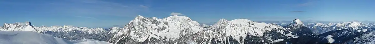 Panorama: südliche Gesäuseberge im Winter: Reichenstein, Hochtor, Stadelfeldschneid, Lugauer (von li. nach re.; Standort: Blaseneck)