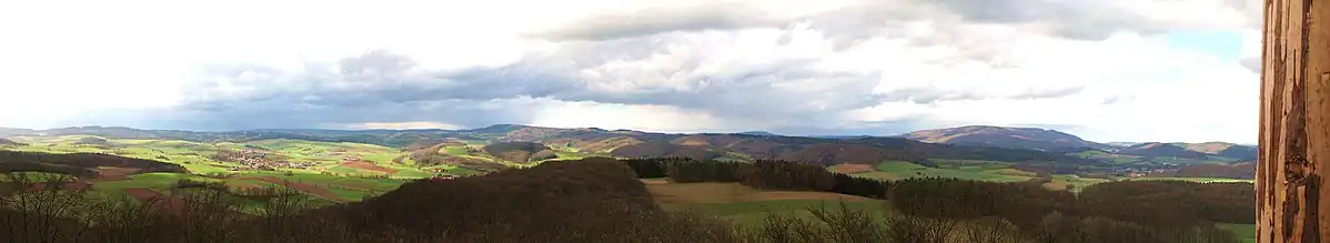 Aprilwetter im Frühjahr 2010 am Aussichtsturm Ziegenkuppel. Sonst das selbe Panorama wie oben.