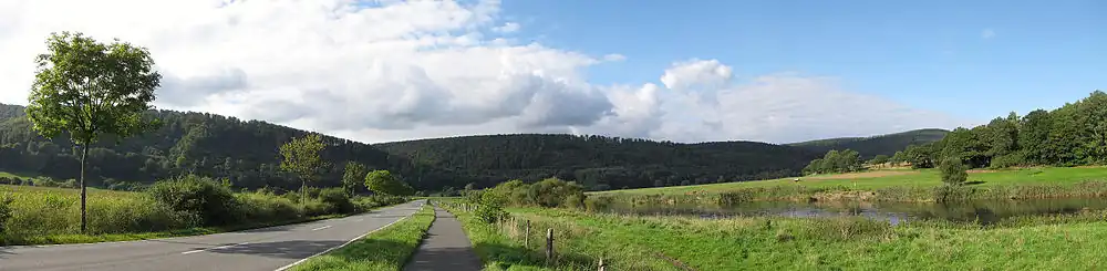 Landschaftlich ganz nett: Das Wesertal nördlich von Reinhardshagen mit Bundesstraße 80, dem Hess. Radfernweg R 1 und rechts dem Fluss.
